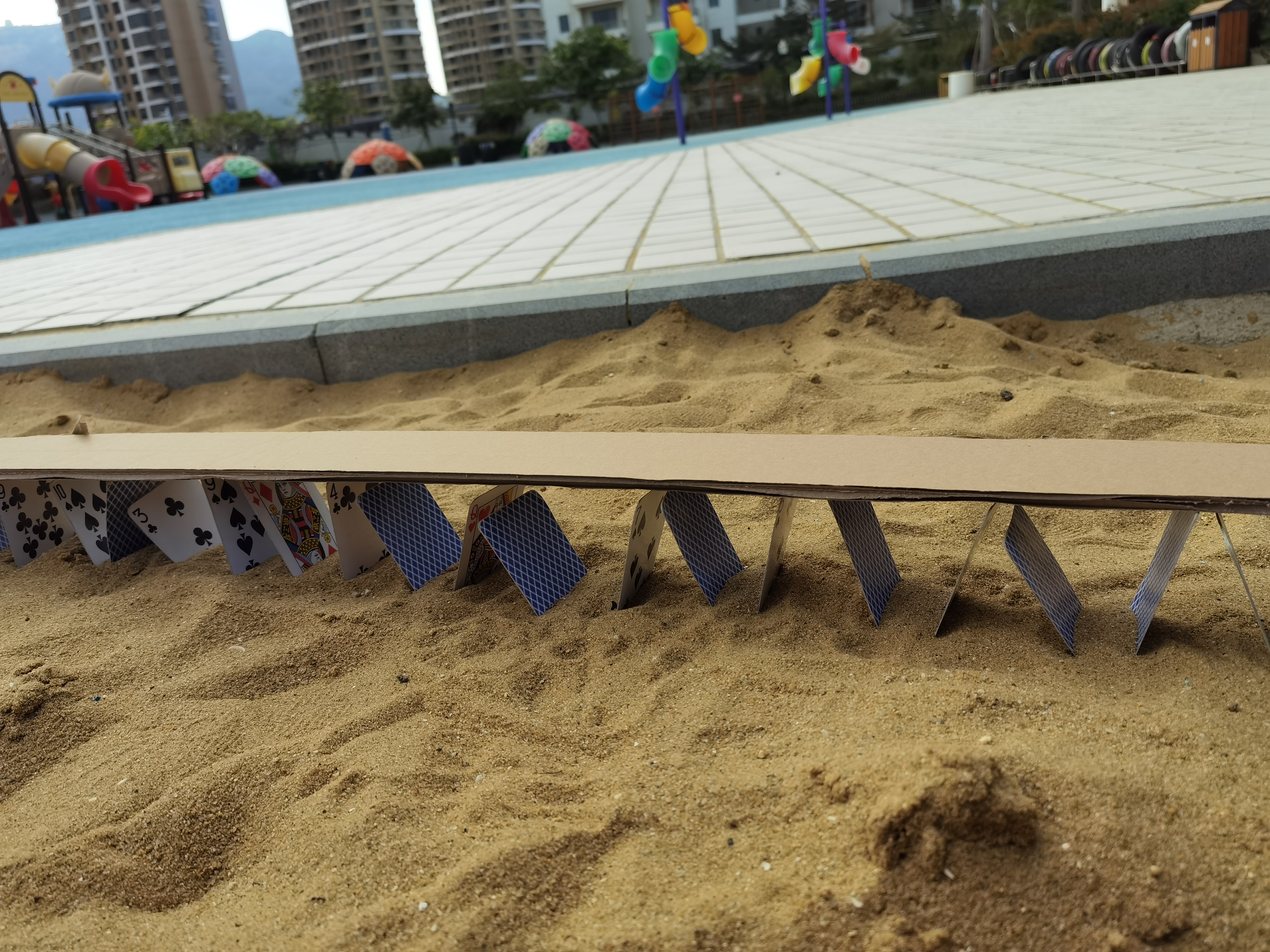 "我要用沙子堆桥墩,用蓝色皱纹纸给它做装饰.